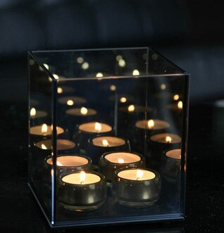 Bild av elegant ljuslykta med rökfärgat glasdesign