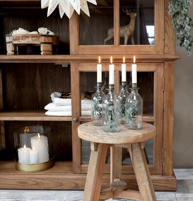 Bild av adventsljusstake i rustik och varm inredning