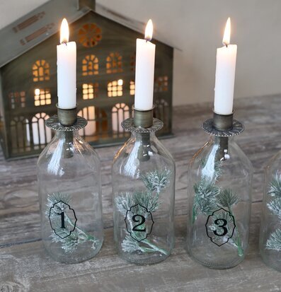Bild av adventsljusstakar i flaskor med ljushållare