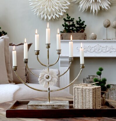 Bild av elegant interiör med antik ljusstake