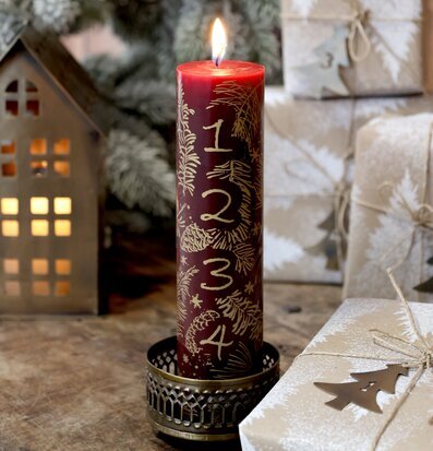 Foto av stämningsfull scen med kalenderljus och dekorationer