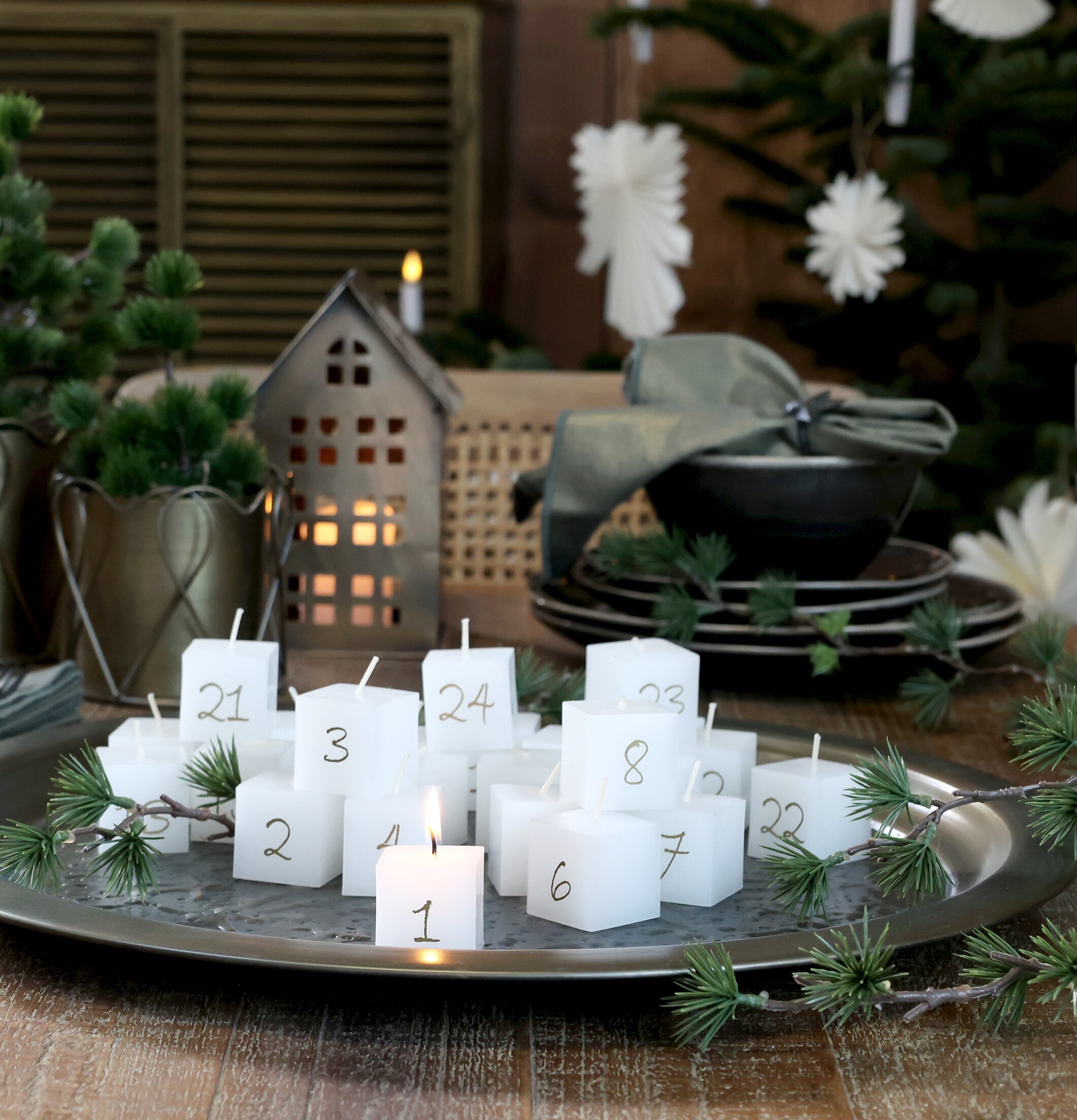 Foto av adventsljusarrangemang med naturlig charm