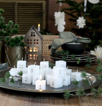 Foto av adventsljusarrangemang med naturlig charm