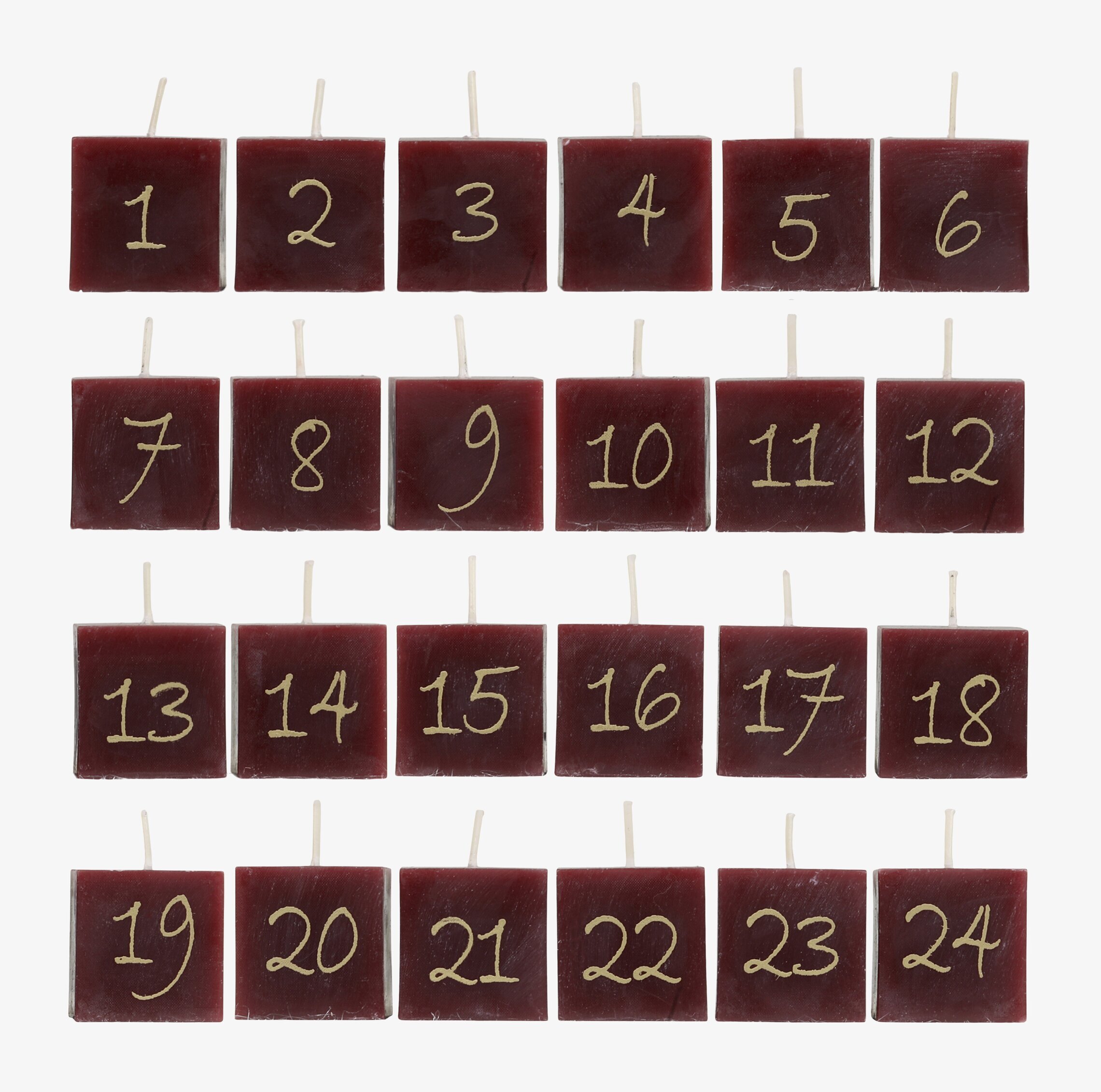 Foto av adventskalender med kvadratiska ljus i körsbärston