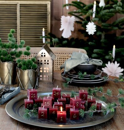 Bild av adventsljus och dekorationer i vintermiljö