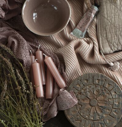 Bild av harmonisk komposition med ljus och textilier