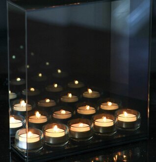 Bild av elegant ljuslykta med spegeleffekt och värmeljus