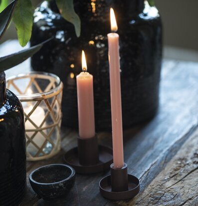 Bild av harmonisk inredning med ljus och grönska