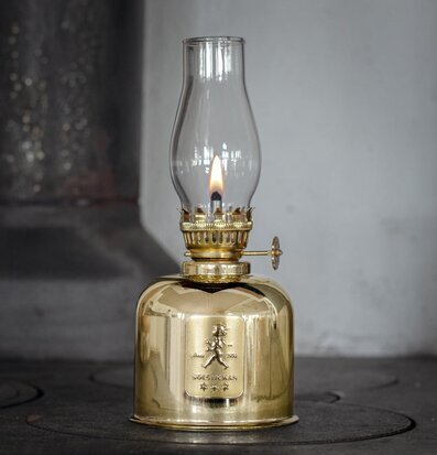 Bild av elegant fotogenlampa i guld med glasdetaljer