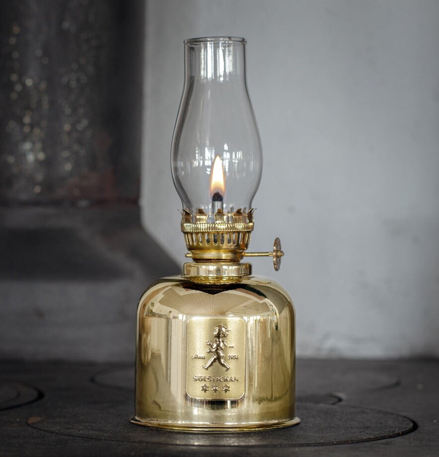 Fotogenlampa Guld från Solstickan med glänsande mässingsbas