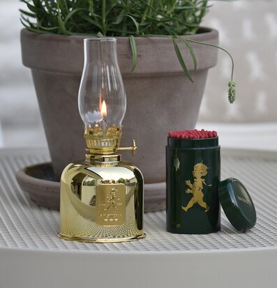 Foto av elegant fotogenlampa i harmonisk inredning