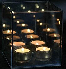 Bild av ljuslykta med sotat glas och stilren design