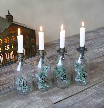 Bild av adventsljusstake med glasflaskor och ljus