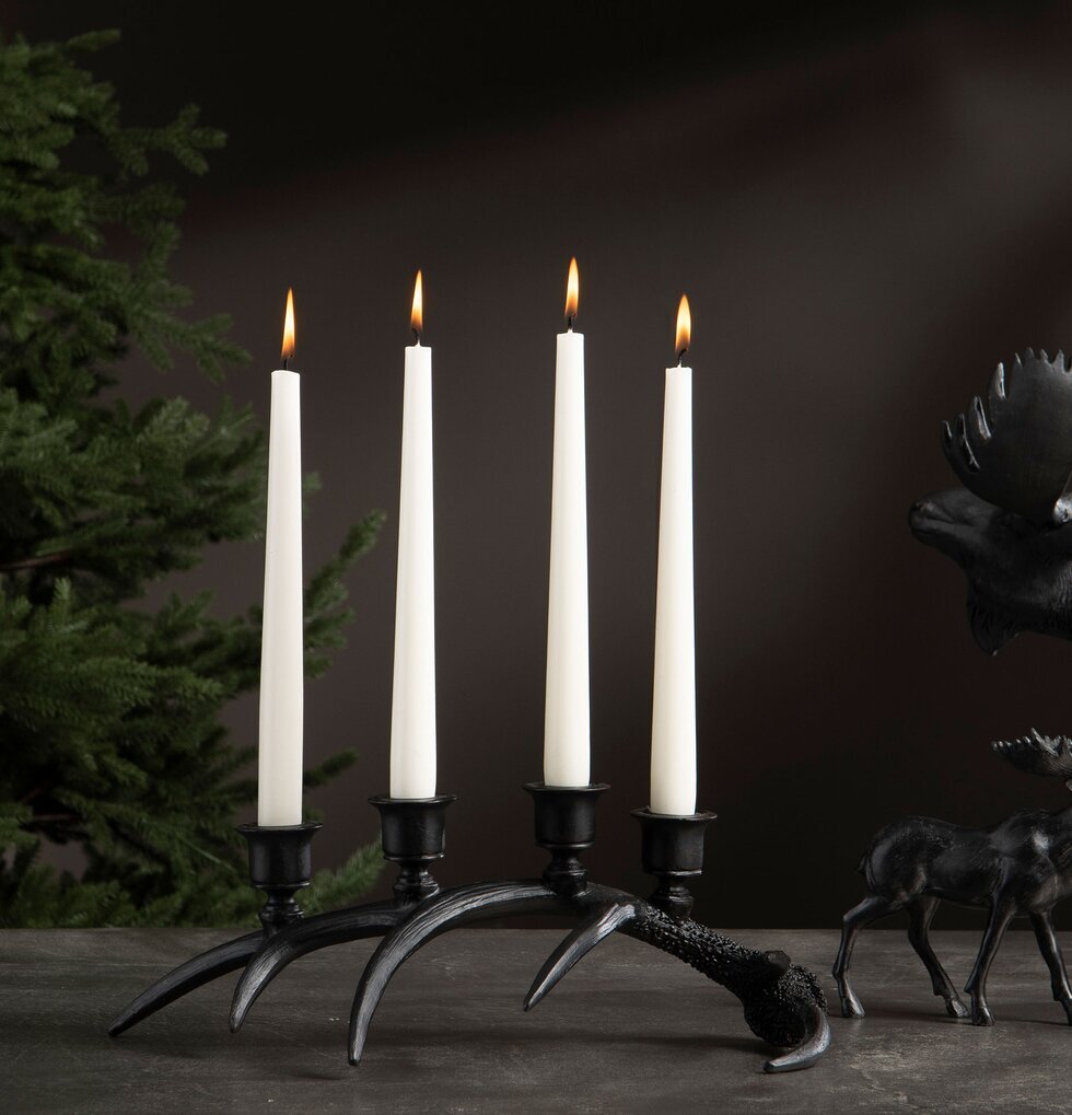 Ljusstake Renhorn Poly från A Lot Decoration på grå yta