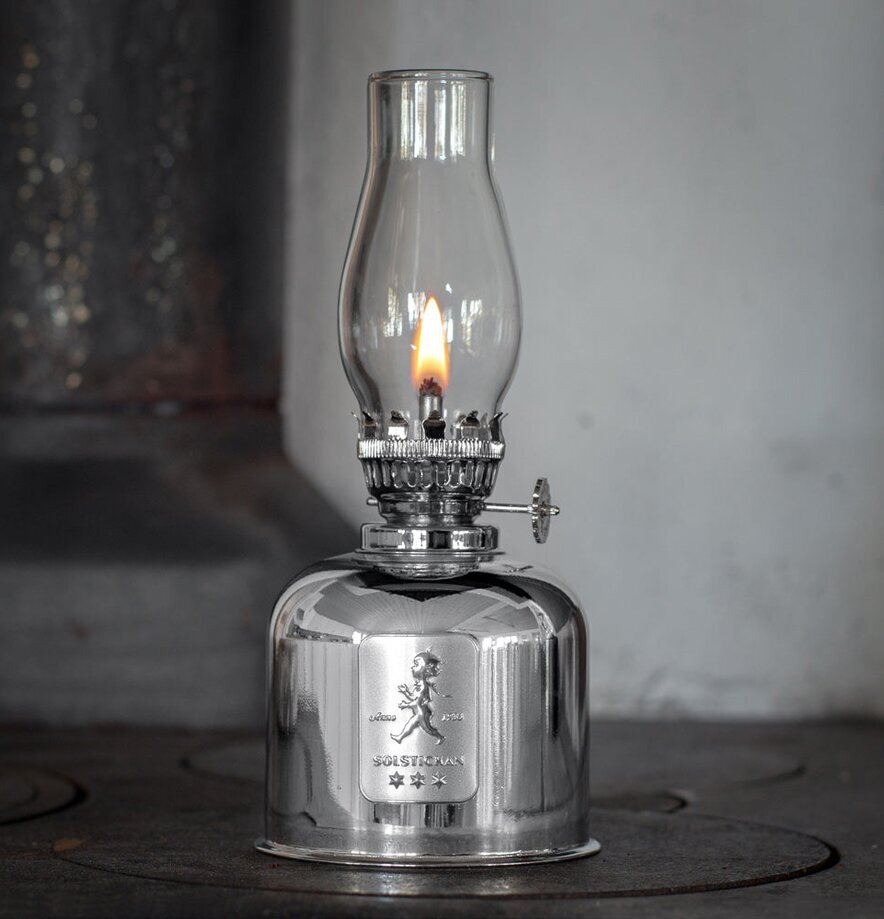 Fotogenlampa Silver från Solstickan på gammaldags vedspis