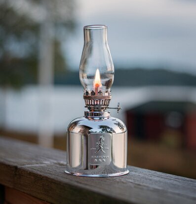 Foto av elegant fotogenlampa i utomhusmiljö