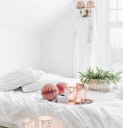Love Silver Hög från Majas Cottage på vit bädd med dekorationer