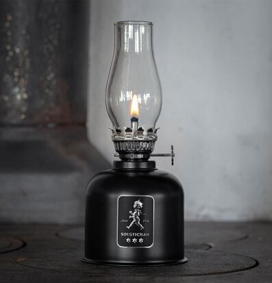 Foto av en stilren svart fotogenlampa i klassisk design