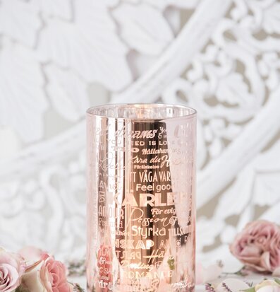 Bild av elegant ljuslykta med romantisk dekoration