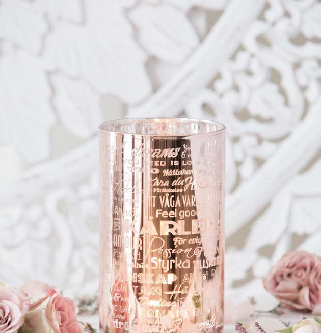 Bild av elegant ljuslykta med romantisk dekoration