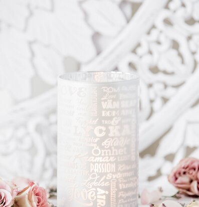 Foto av elegant ljuslykta med kärleksfullt budskap