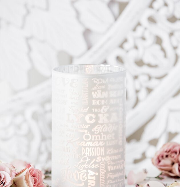 Foto av elegant ljuslykta med kärleksfullt budskap