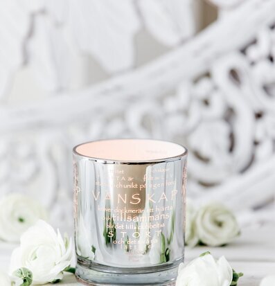 Bild av stilren ljuslykta med spegelblank yta och text