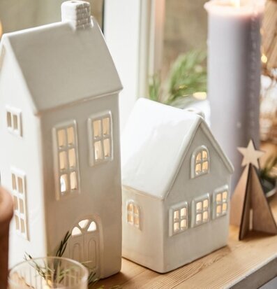 Ljuslykta Hus Stillenat Creme från IB Laursen på fönsterbräda