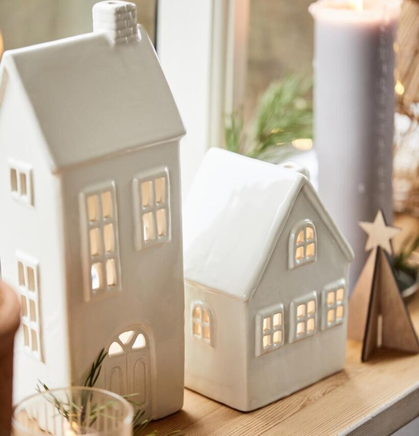 Ljuslykta Hus Stillenat Creme från IB Laursen på fönsterbräda