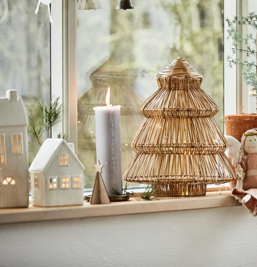 Ljuslykta Hus Stillenat Creme från IB Laursen på fönsterbräde