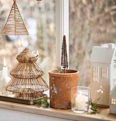 Ljuslykta Hus Stillenat Creme från IB Laursen i fönster