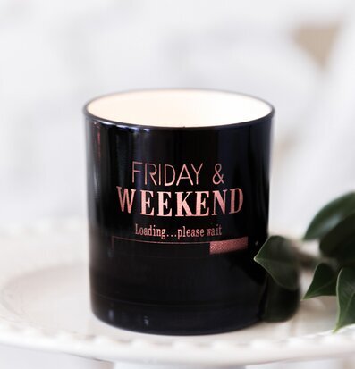 Bild av stilren ljuslykta med text och elegant design