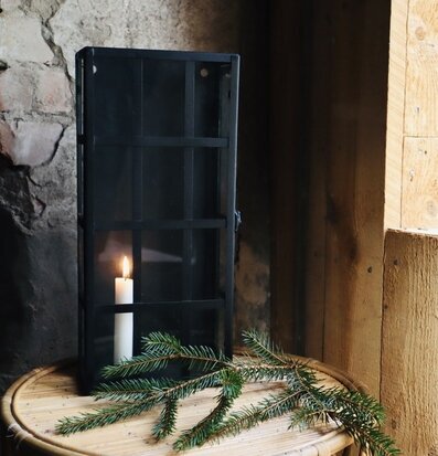 Foto av antiksvart väggljusstake mot rustik bakgrund