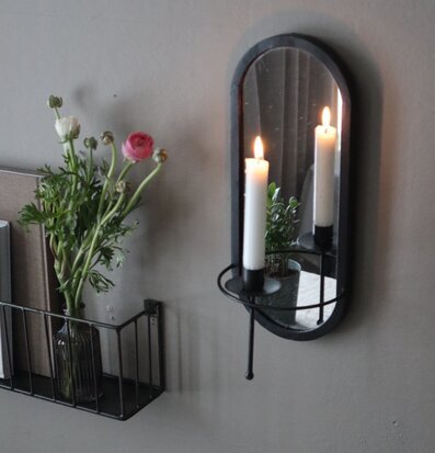 Bild av elegant ljusinstallation med spegel och ljus