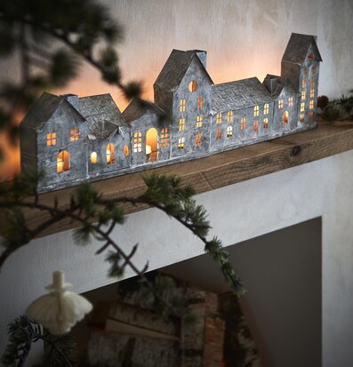 Bild av ljuslykta i harmonisk och rustik miljö