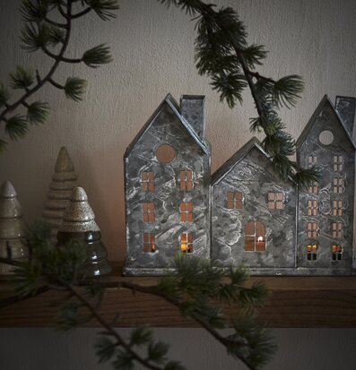 Bild av stämningsfull scen med ljuslykta och dekorationer