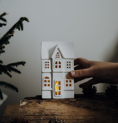 Ljusstake Hus Byn 3 från Storefactory i vit keramik