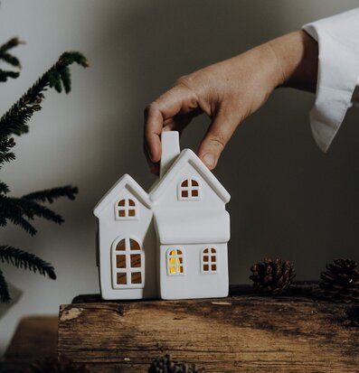 Ljusstake Hus Byn 6 från Storefactory på rustik träplanka