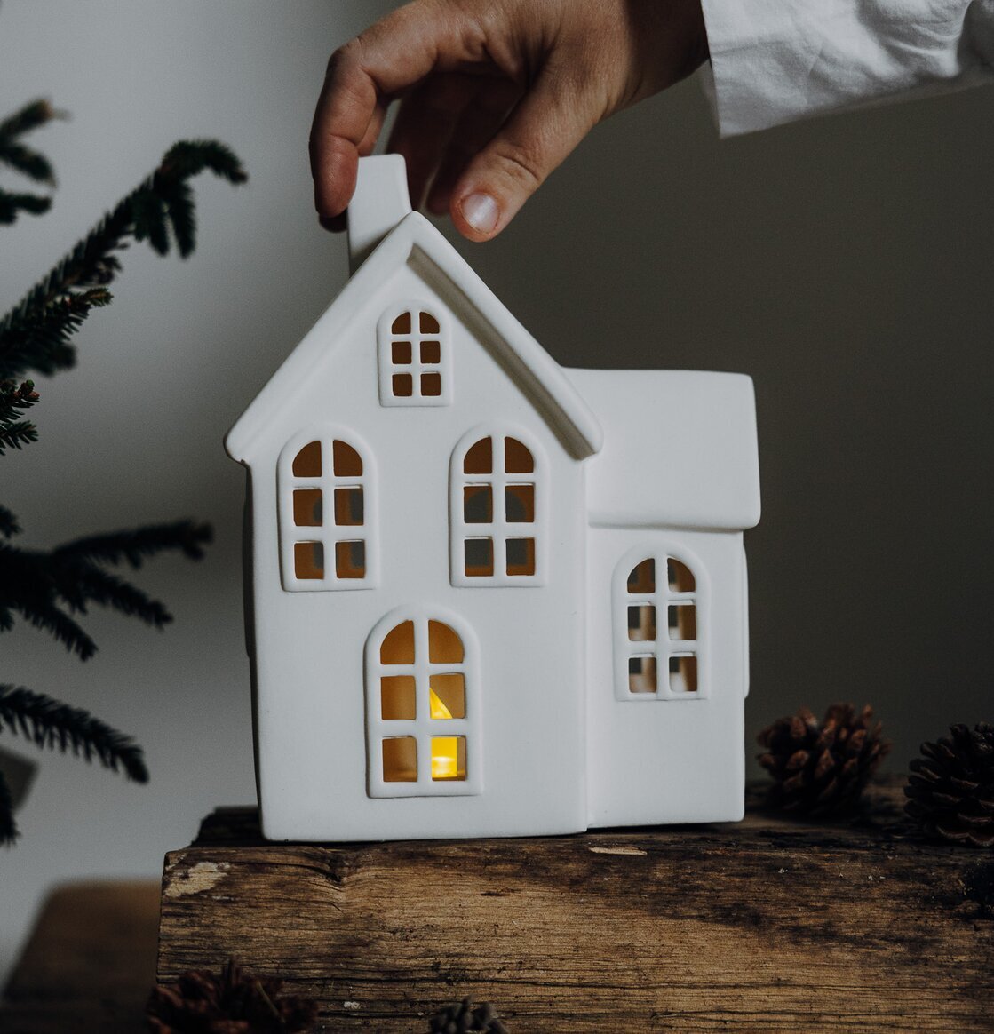 Ljusstake Hus Byn 8 från Storefactory på träyta med gran