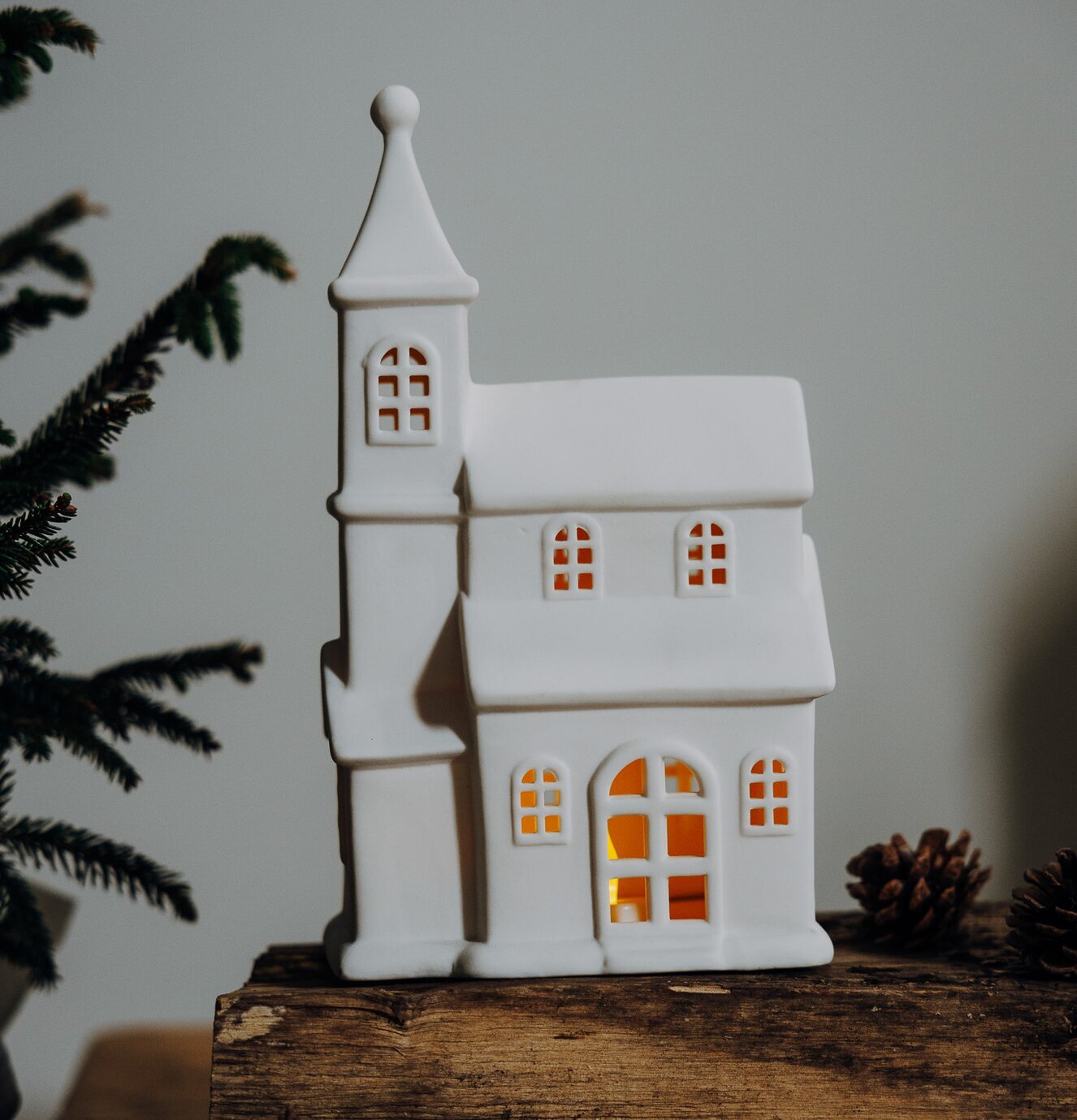 Ljusstake Hus Byn 9 från Storefactory på rustik träyta