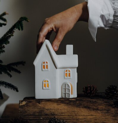 Ljusstake Hus Byn 11 från Storefactory på rustik träbit