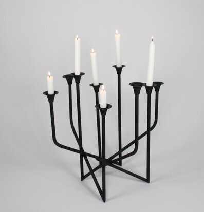 Bild av elegant ljusstake i svart smide med ljus