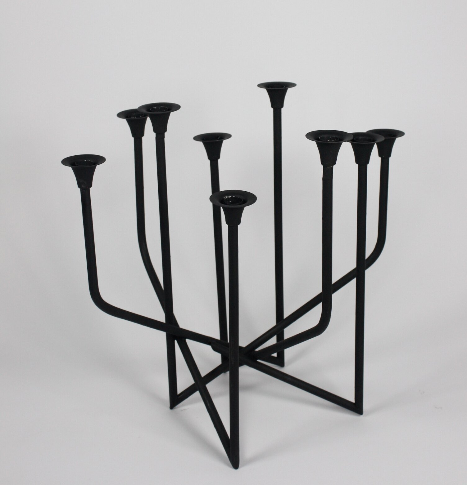 Bild av elegant geometrisk ljusstake i smidesdesign