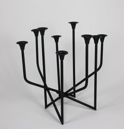 Bild av elegant geometrisk ljusstake i smidesdesign