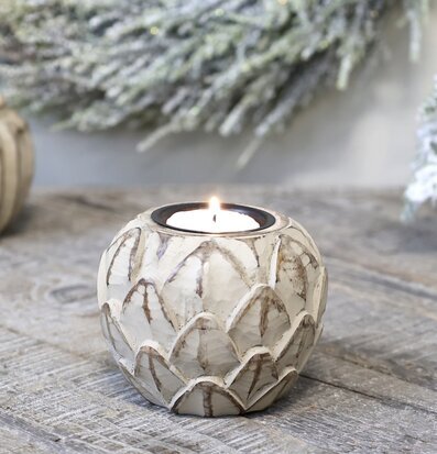 Foto av en antik crèmefärgad ljuslykta i vintage stil