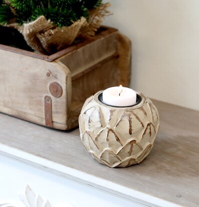 Foto av stämningsfull scen med antik ljuslykta