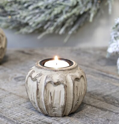 Ljuslykta Antik Creme från Chic Antique på grovt träbord