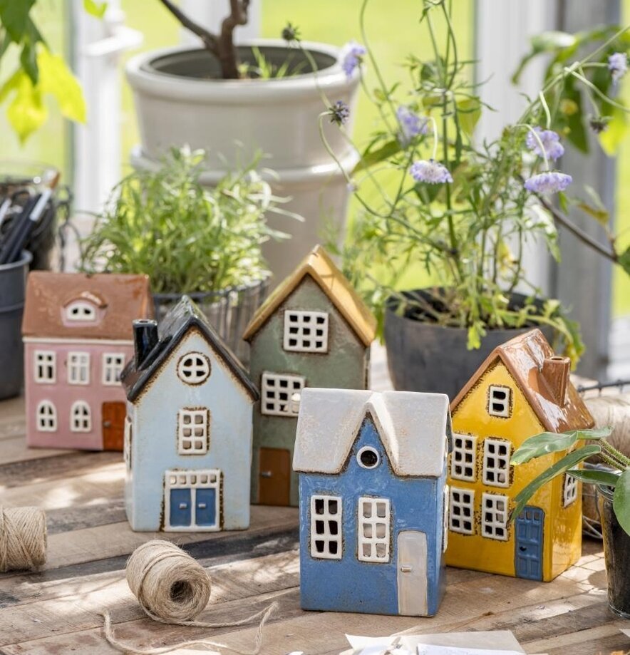 Ljuslykta Nyhavn Gul från IB Laursen på rustikt träbord