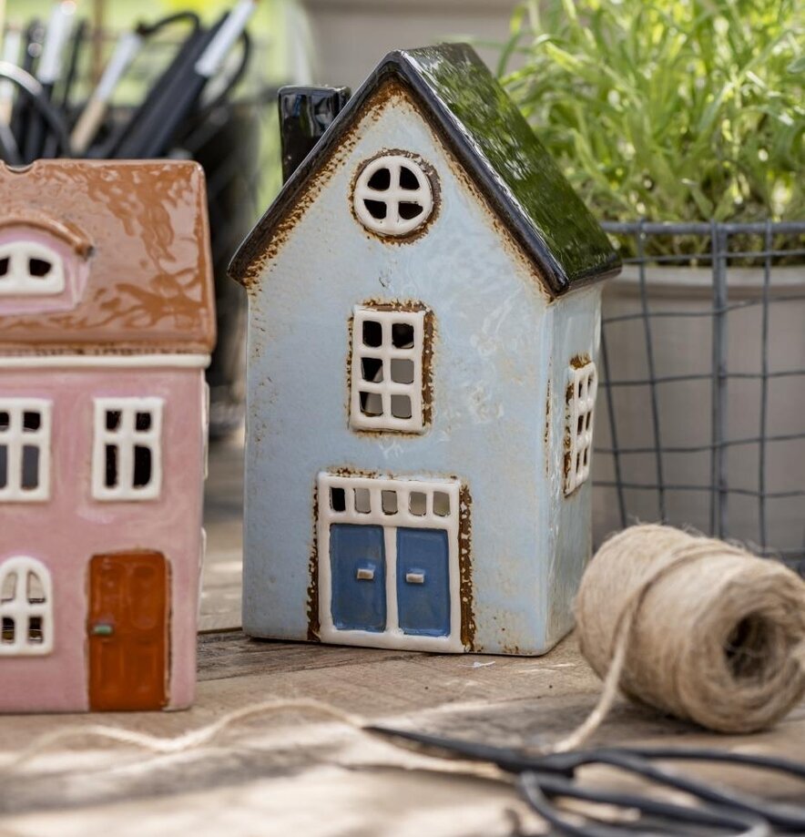 Ljuslykta Nyhavn Ljusblå från IB Laursen i trädgårdsmiljö