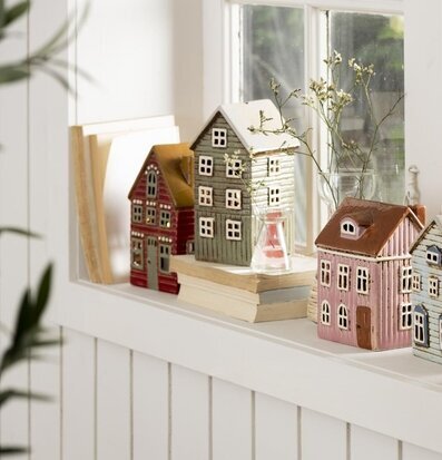 Ljuslykta Thorshavn Röd från IB Laursen på en fönsterbräda